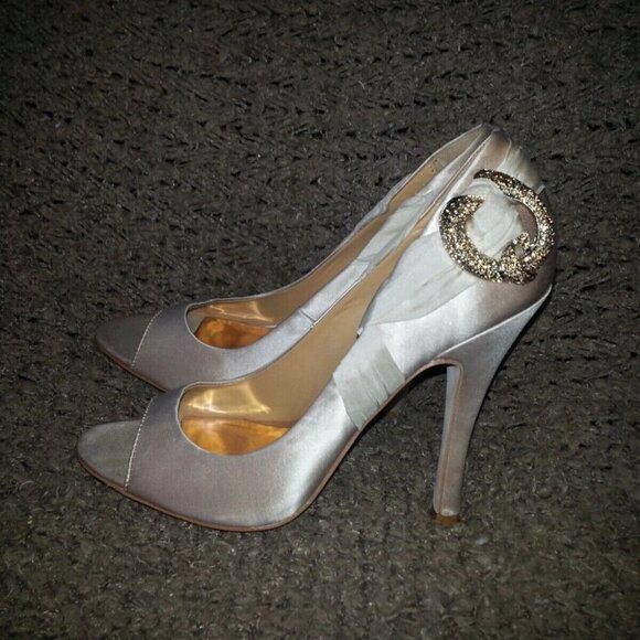 BADGLEY MISCHKA-Blush Satin/Pleated Satin with Circular Jeweled Brooch-Size 8.5 - Picture 2 of 6